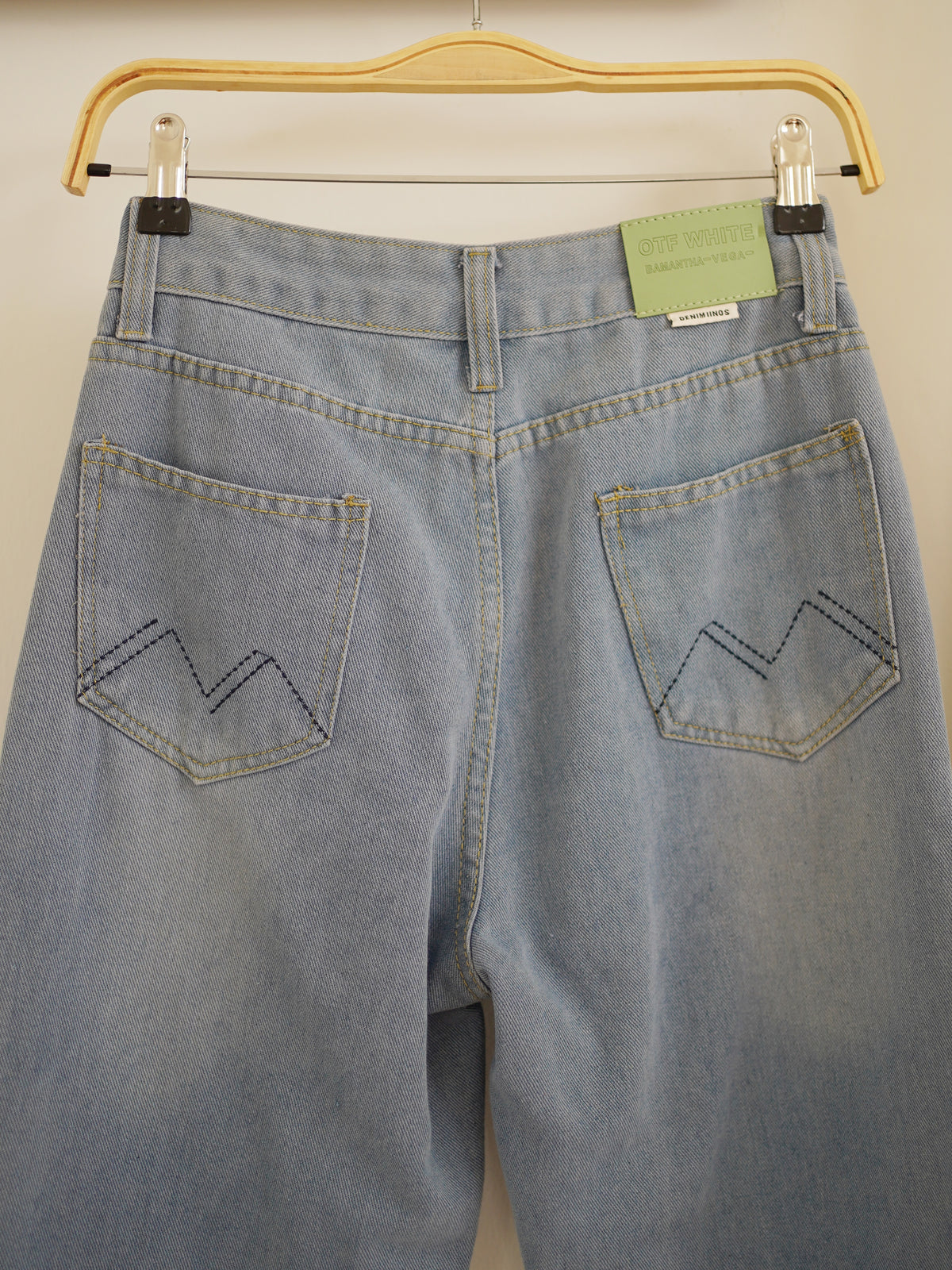 STRAIGHT LEG CROPPED JEANS