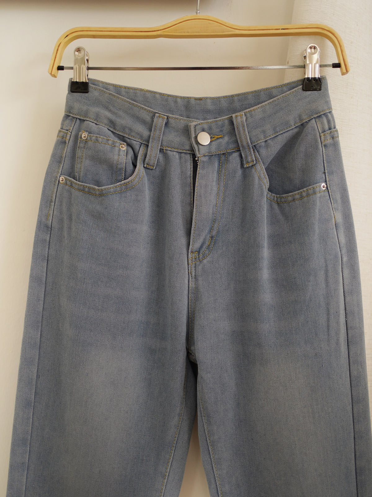 STRAIGHT LEG CROPPED JEANS