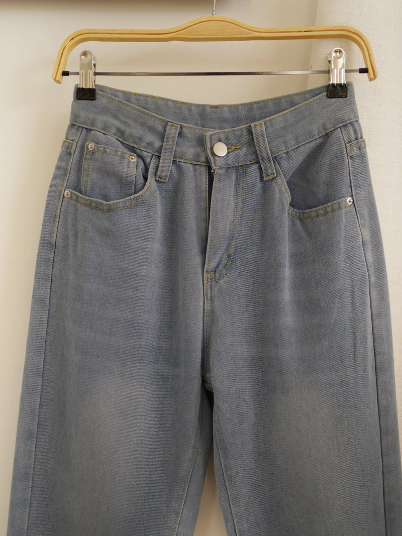 STRAIGHT LEG CROPPED JEANS