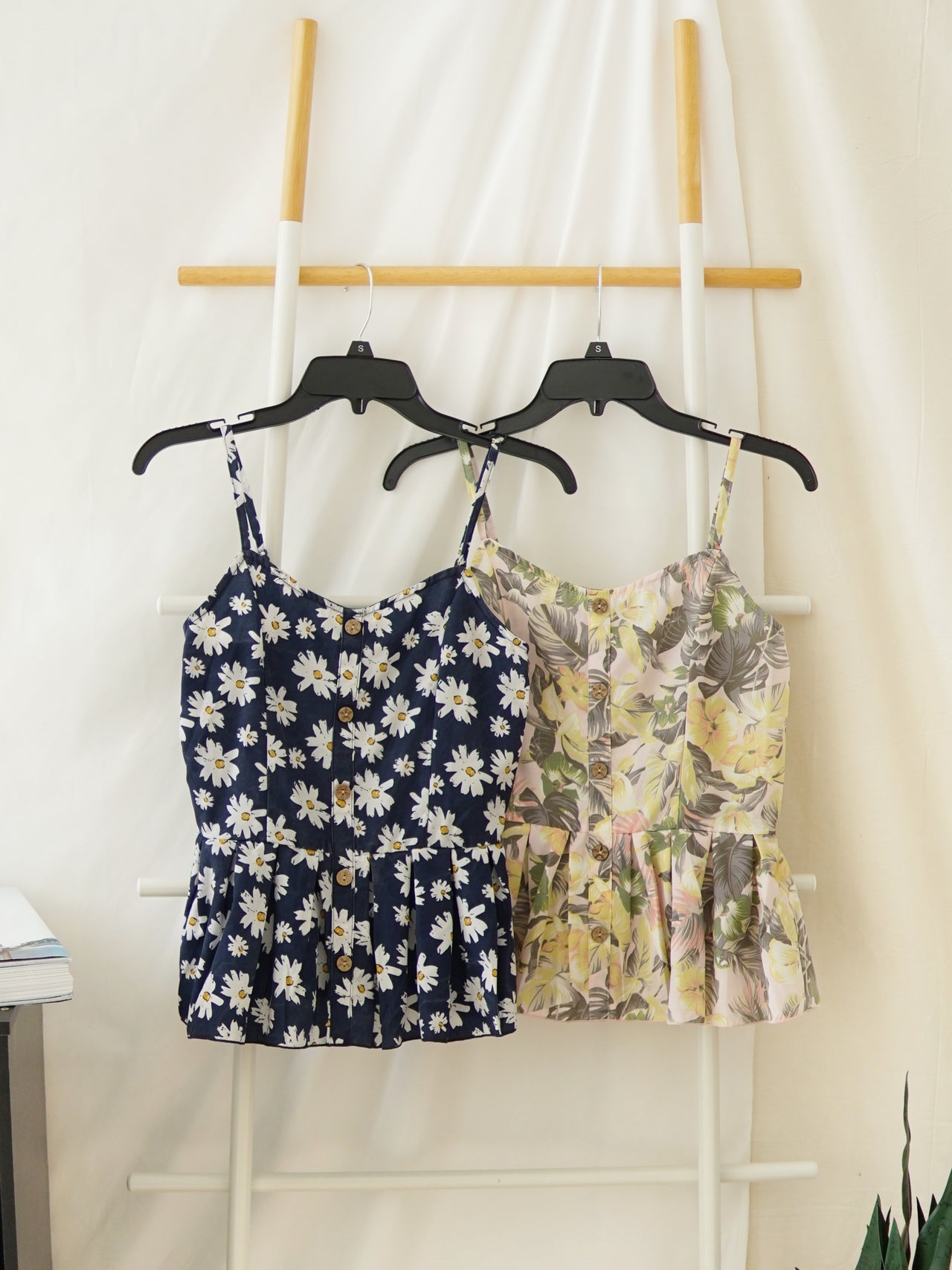 FLORAL STRAP TOP