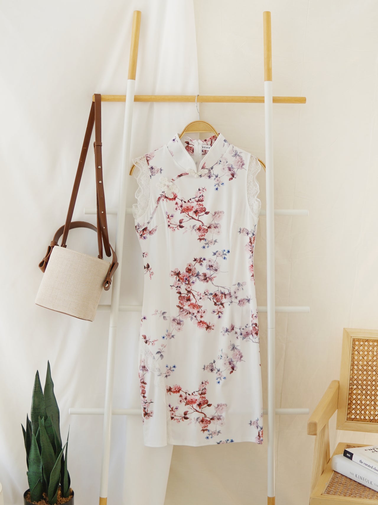 WHITE FLORAL LACE CHEONGSAM