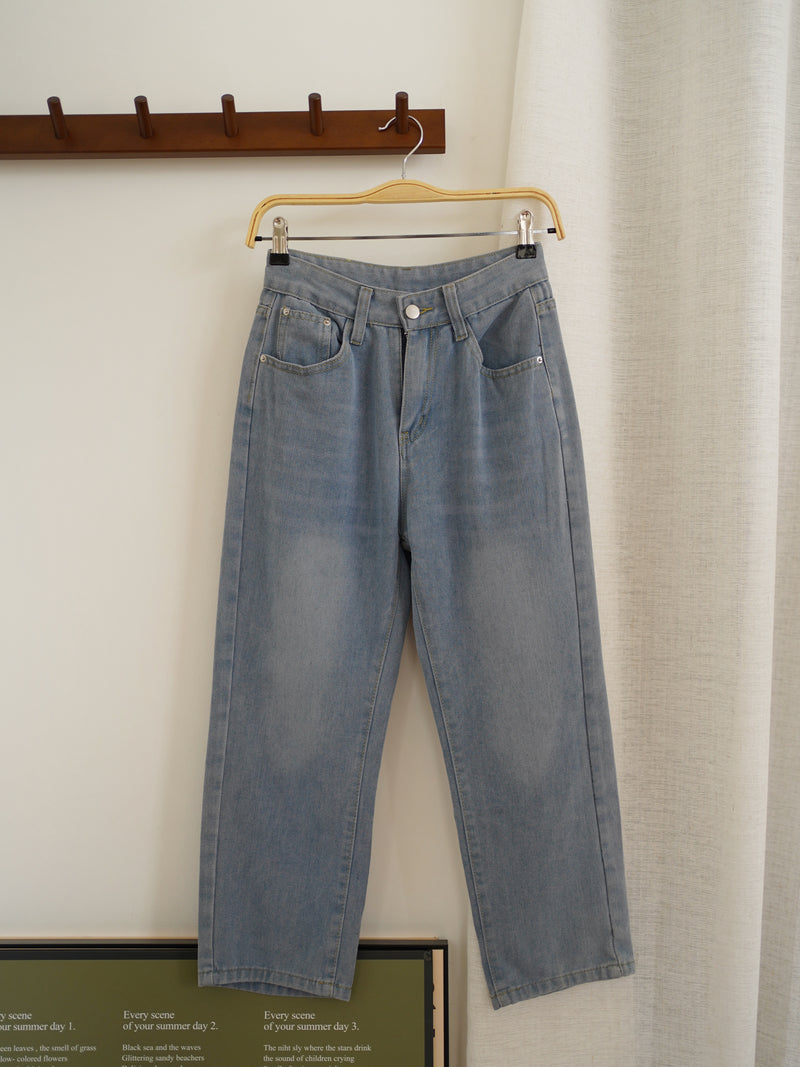 STRAIGHT LEG CROPPED JEANS