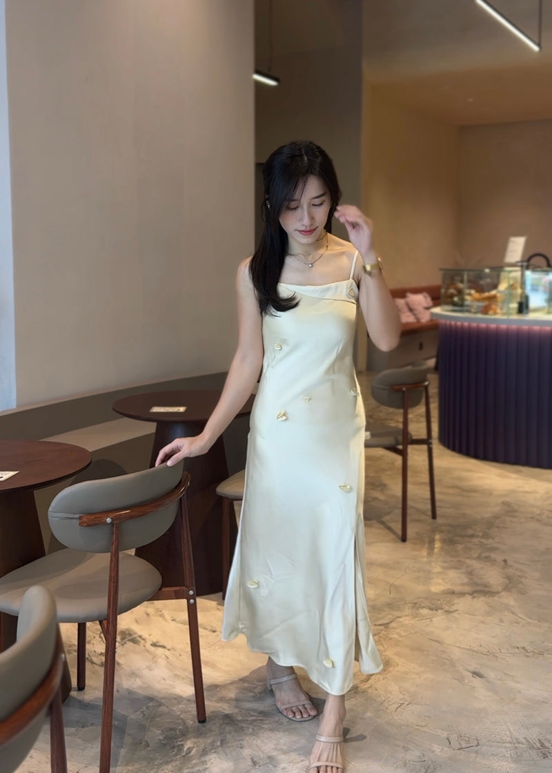 silk dress malaysia Glow like you mean it This maxi satin dress makes a comeback for your next event needs. 3 colors 3 sizes