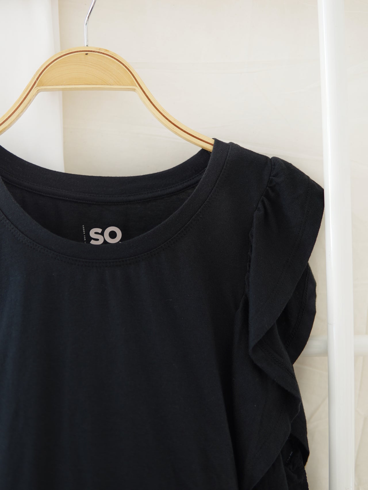 SO BLACK RUFFLE TOP