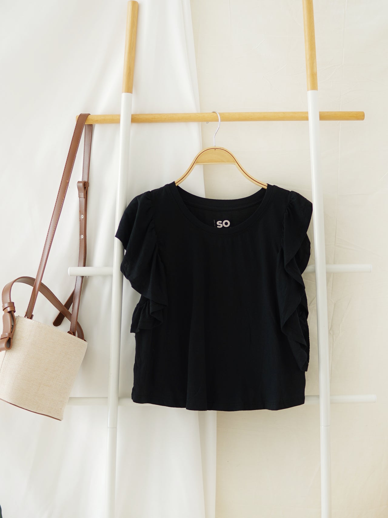 SO BLACK RUFFLE TOP
