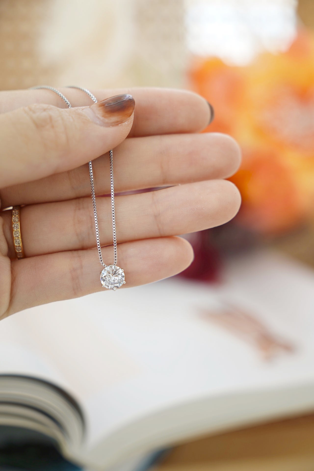 SILVER SHINNING DIAMOND NECKLACE