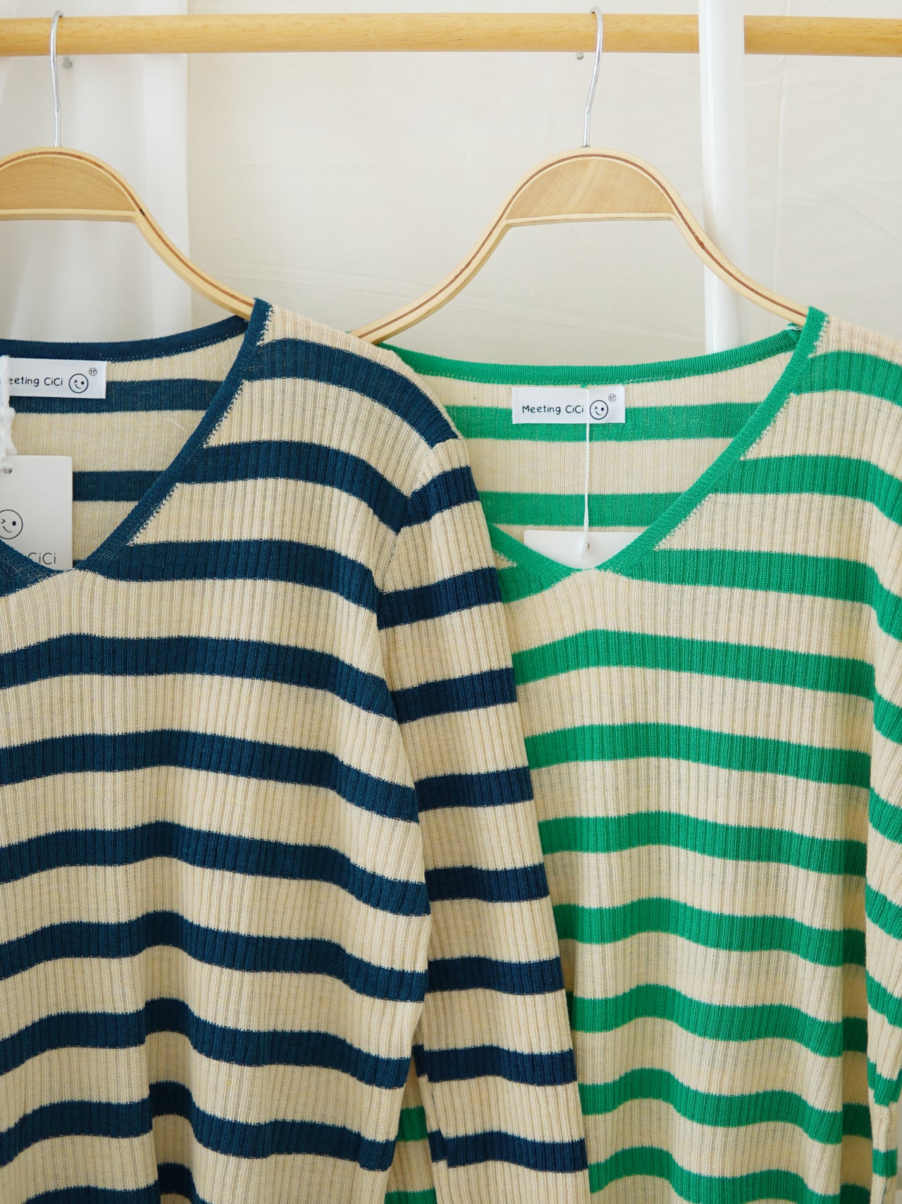 CONTRAST STRIPE V TOP