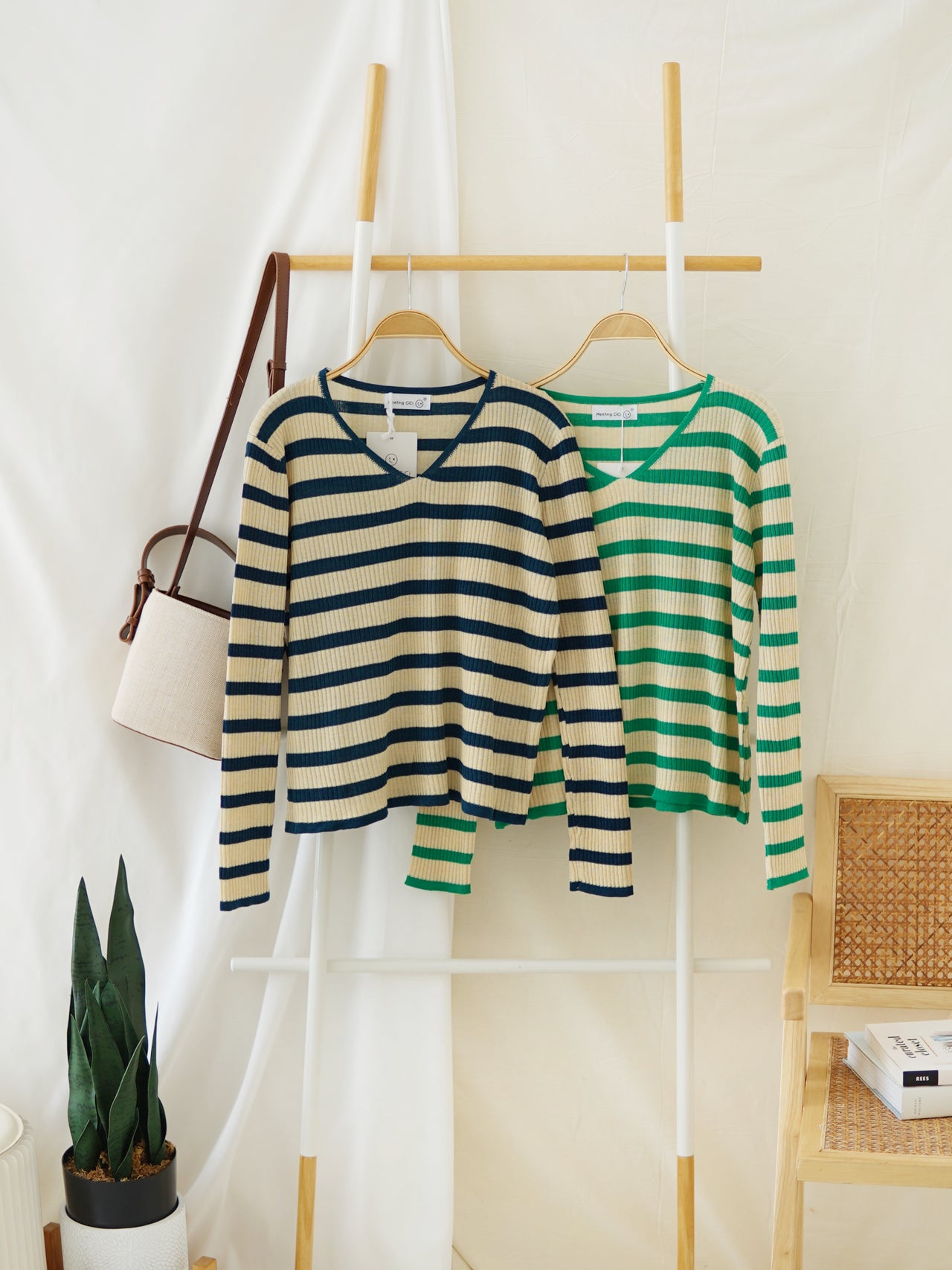 CONTRAST STRIPE V TOP